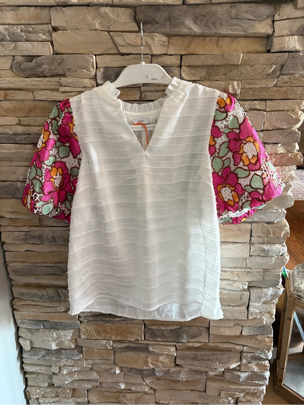 NWT White V-Neck Textured Blouse with Pink Floral Puff Sleeves, Sz S